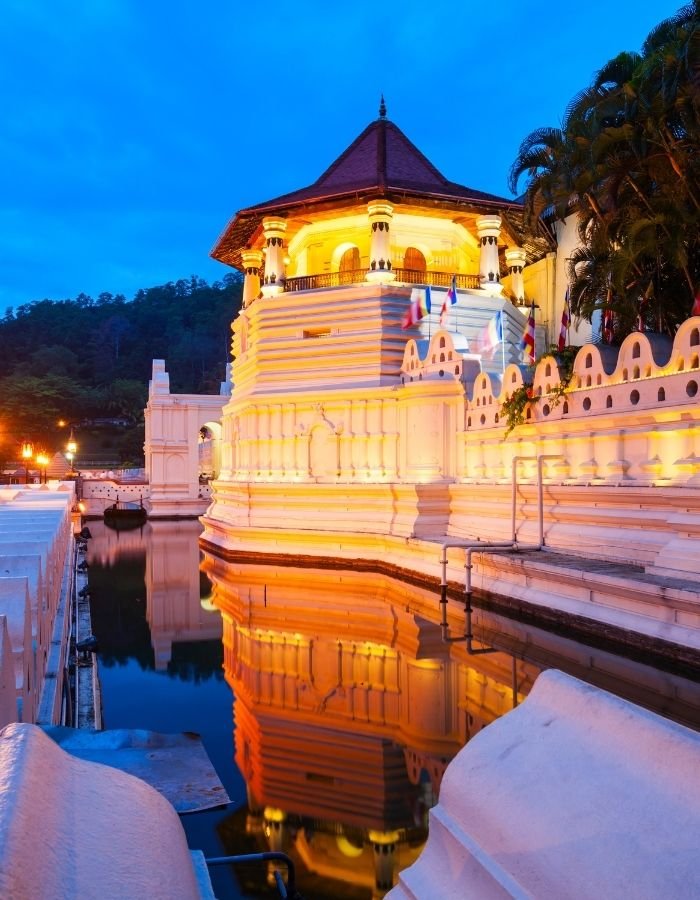 Trasferimento a Kandy e serata culturale